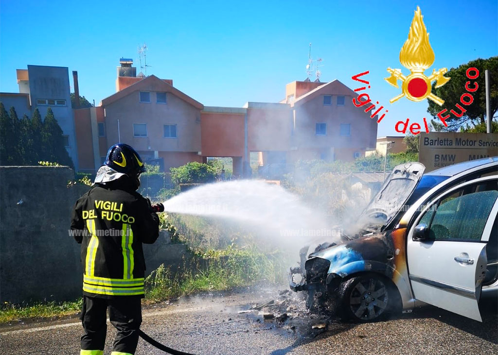 In fiamme auto in transito a Tiriolo, illeso il conducente 