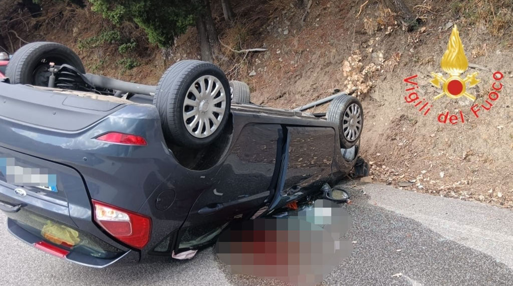 Auto si ribalta sulla SS109 della Piccola Sila a Fossato Serralta, un ferito