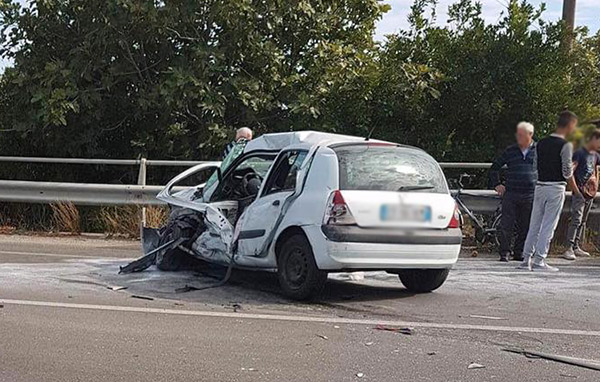 Scontro auto-camion su statale 106 a Corigliano, 68enne muore in ospedale