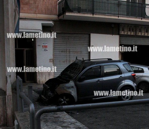 auto-incendiata-via-dei-mille-11-nov-2012