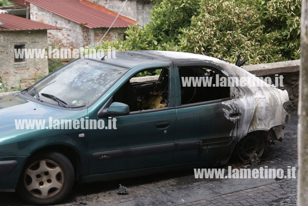 auto-incendiata-via-federico-II.jpg
