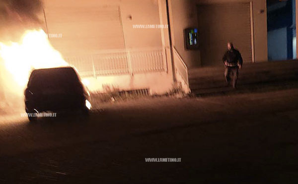 Lamezia: auto in fiamme nella notte in via Longo