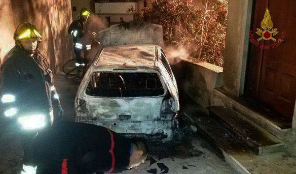 Incendiata auto pensionato nel crotonese, danni a porta casa