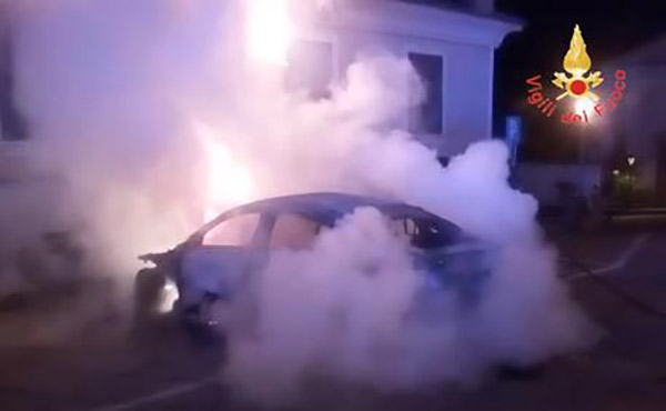 Auto in fiamme a Cutro, carabinieri aprono le indagini
