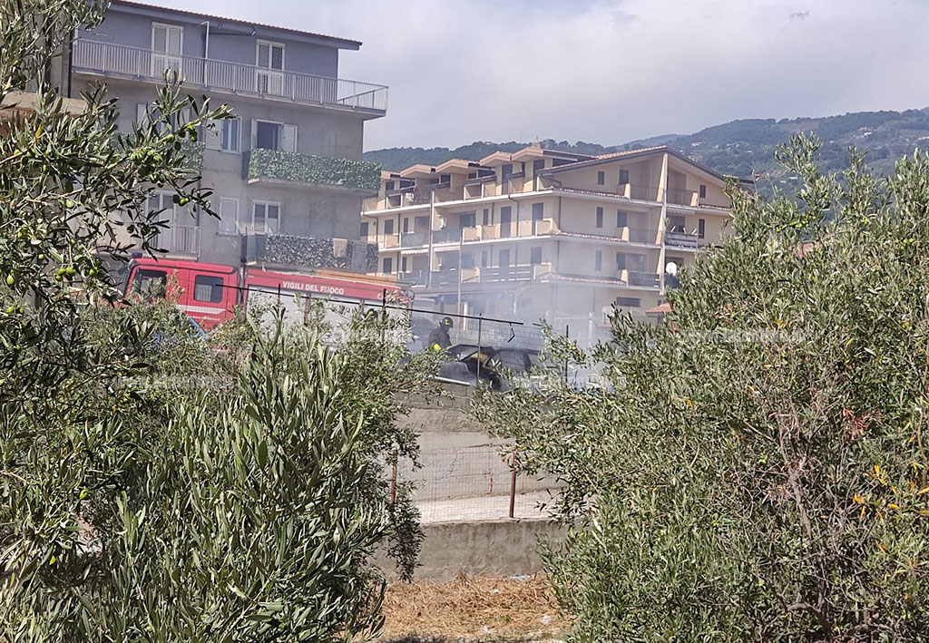 Auto in fiamme a Mortilla, disagi per i residenti a causa del fumo