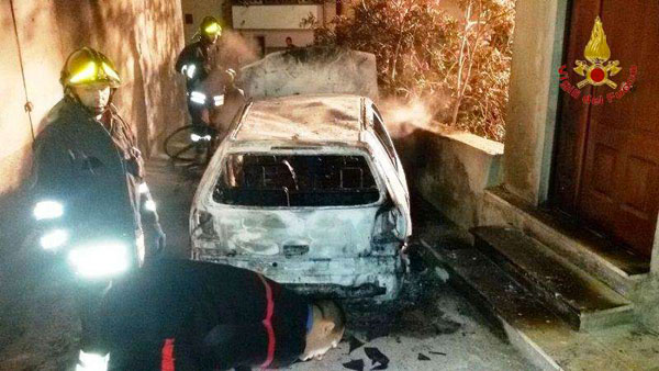 Calabria: incendiata auto e porta ingresso abitazione, vigili fuoco intervengono 