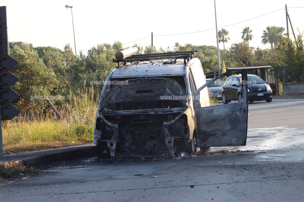 Lamezia: a fuoco furgone in via Martiri delle Foibe 