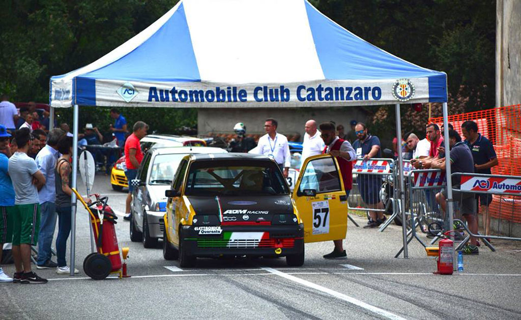 Il pilota lametino Luca Miceli sul podio della rs1150 nello Slalom curinghese