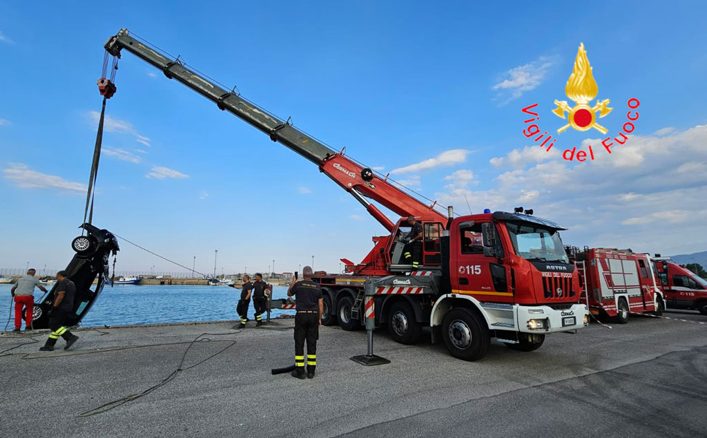 Auto precipita in mare nel porto di Corigliano, recuperato corpo senza vita di un 41enne