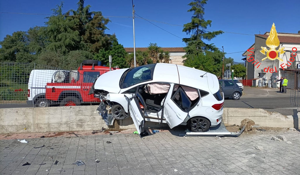 Incidenti stradali, auto contro muro: un ferito a Rende