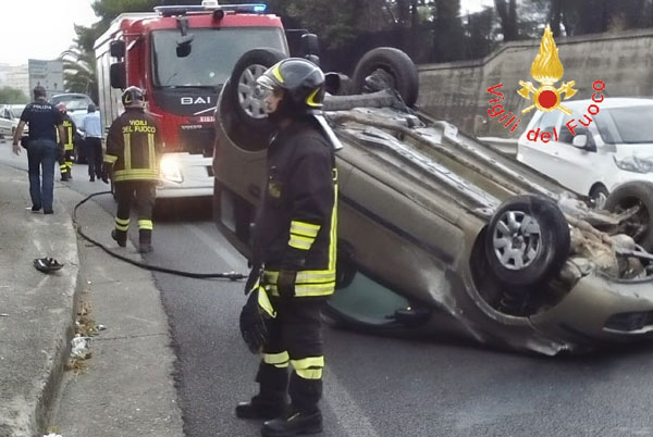 Auto si ribalta a Catanzaro, ferita conducente e disagi alla circolazione