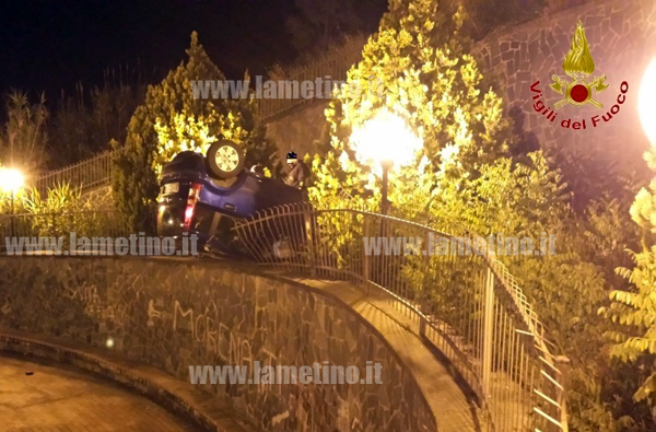 Calabria: Auto finisce fuoristrada e rimane in bilico su muro, illesi passeggeri