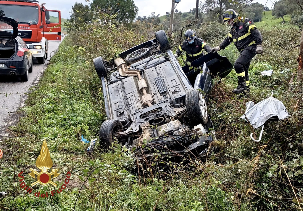 Si ribalta con auto nel Crotonese, ferita 64enne 
