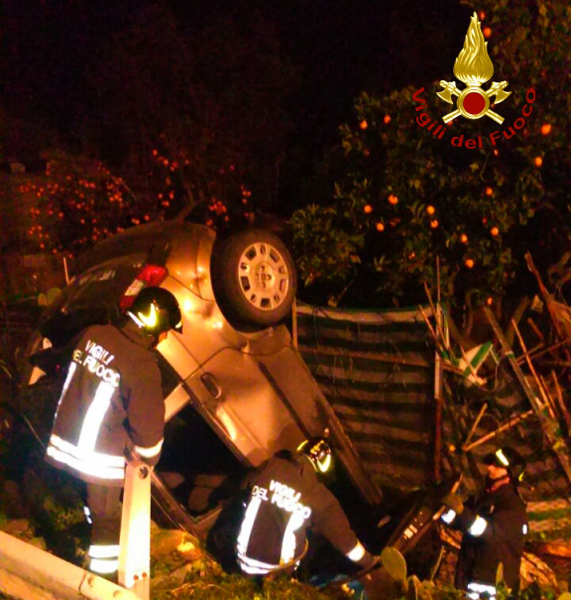 Calabria: Auto finisce in un canale a Catanzaro, intervento dei vigili del fuoco 