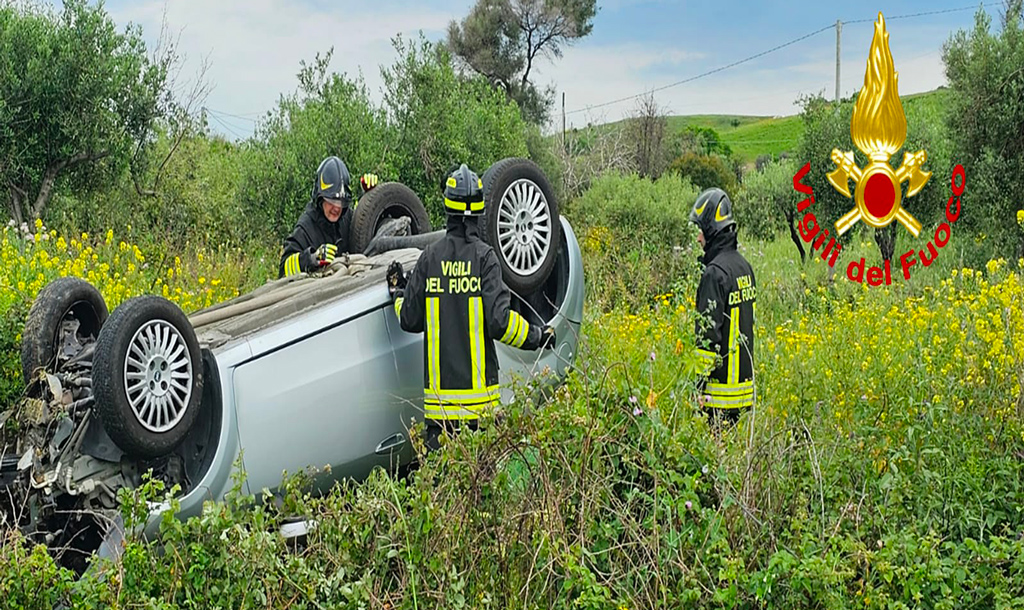 Auto finisce fuori strada e si ribalta nel Crotonese, ferito 31enne