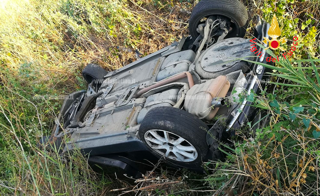 Auto finisce fuori strada, ferite tre donne a Roccelletta