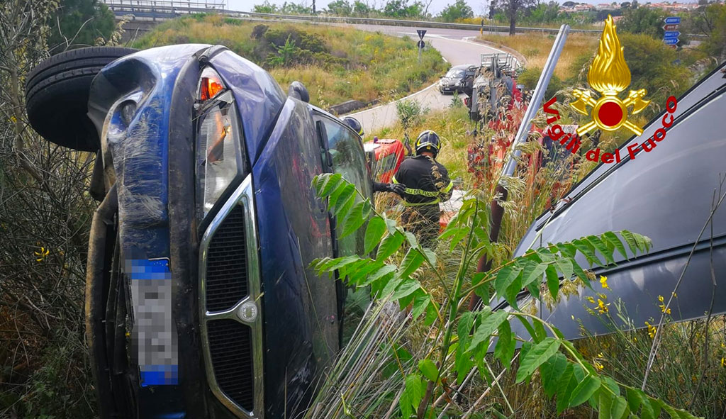 Auto perde il controllo e finisce fuori strada nel catanzarese, feriti due coniugi 80enni