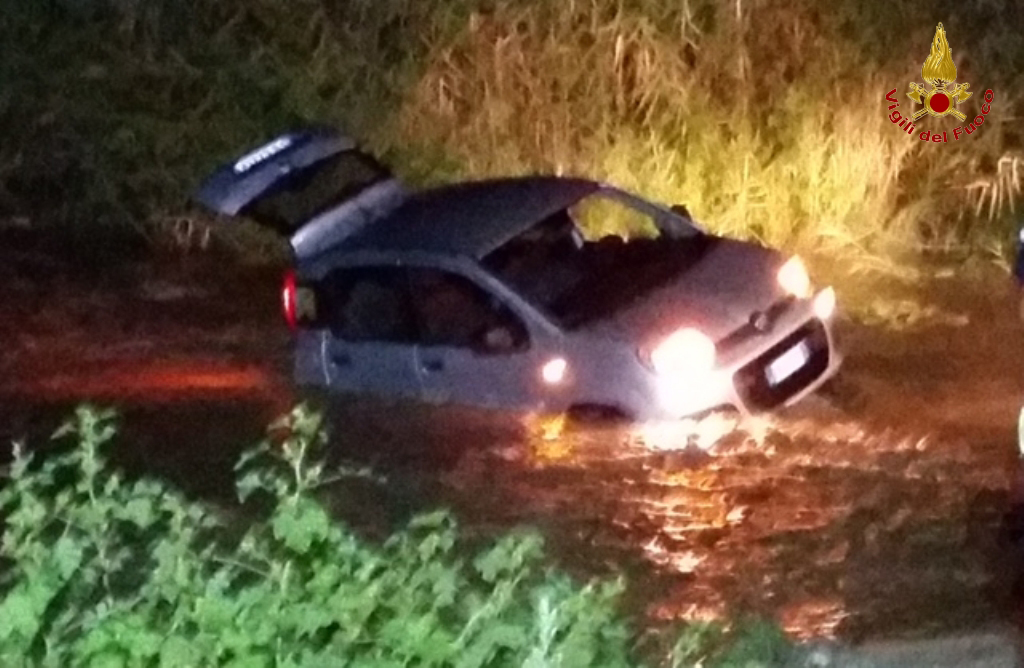 Auto bloccata nel fiume a Sellia Marina, recuperata dai Vigili del Fuoco