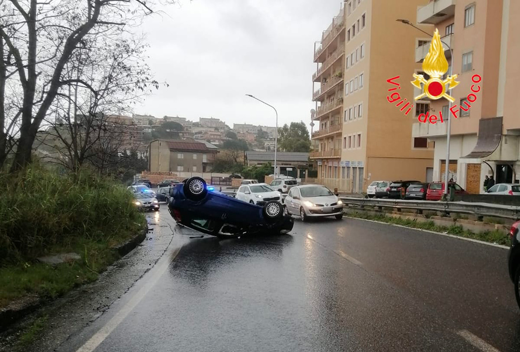 Auto perde il controllo e si ribalta a Catanzaro, feriti madre e figlio