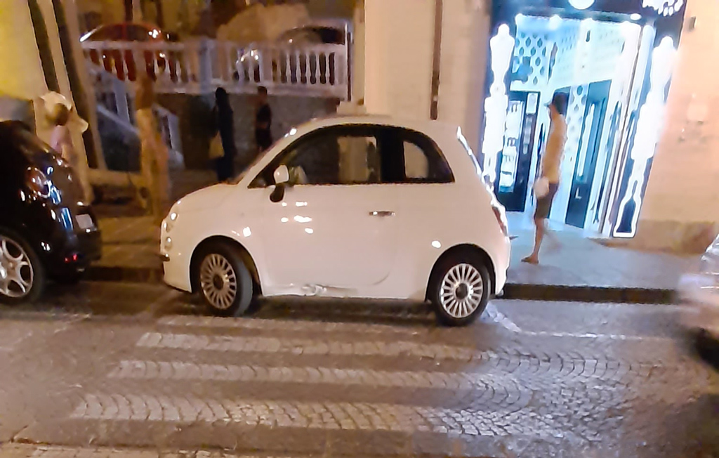 Lamezia, “parcheggi selvaggi e rampa per disabili occupata”: la testimonianza di un cittadino
