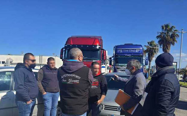 Caro carburanti, sit-in autotrasportatori calabresi a Gioia Tauro e Rosarno