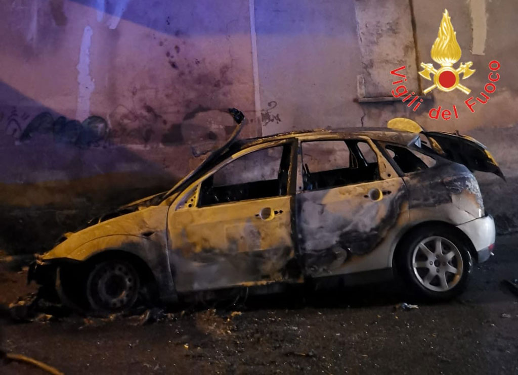 Lamezia, auto in transito a fuoco in via Conforti: illesa coppia 