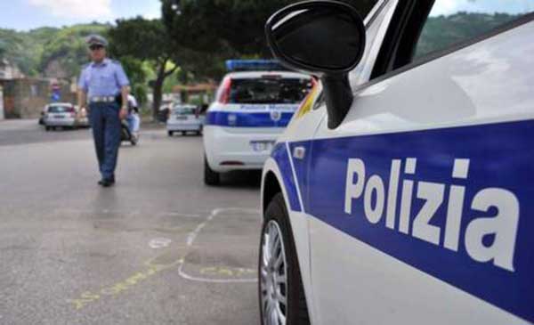 Auto vigili urbani equipaggiata per trasporto disabili senza assicurazione a Pizzo, sequestrata dai carabinieri 