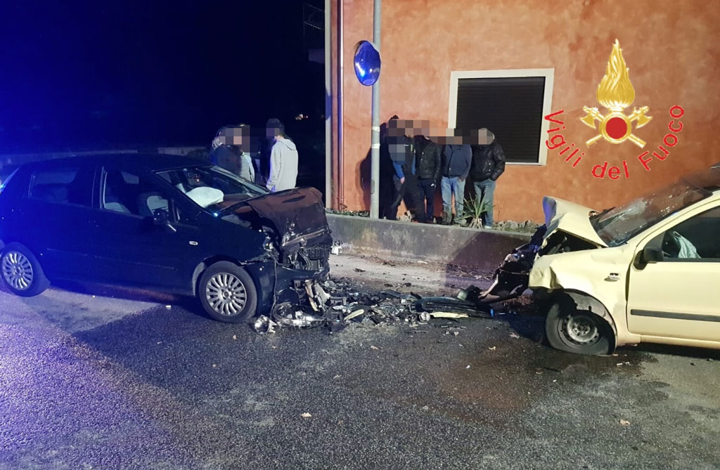 Scontro frontale a Chiaravalle, due feriti