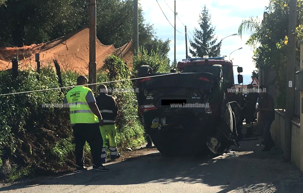 Lamezia: auto si ribalta in via Leone, ferita donna