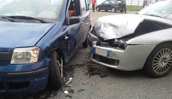 Scontro tra due auto su SS 106 a Cariati, un morto e un ferito