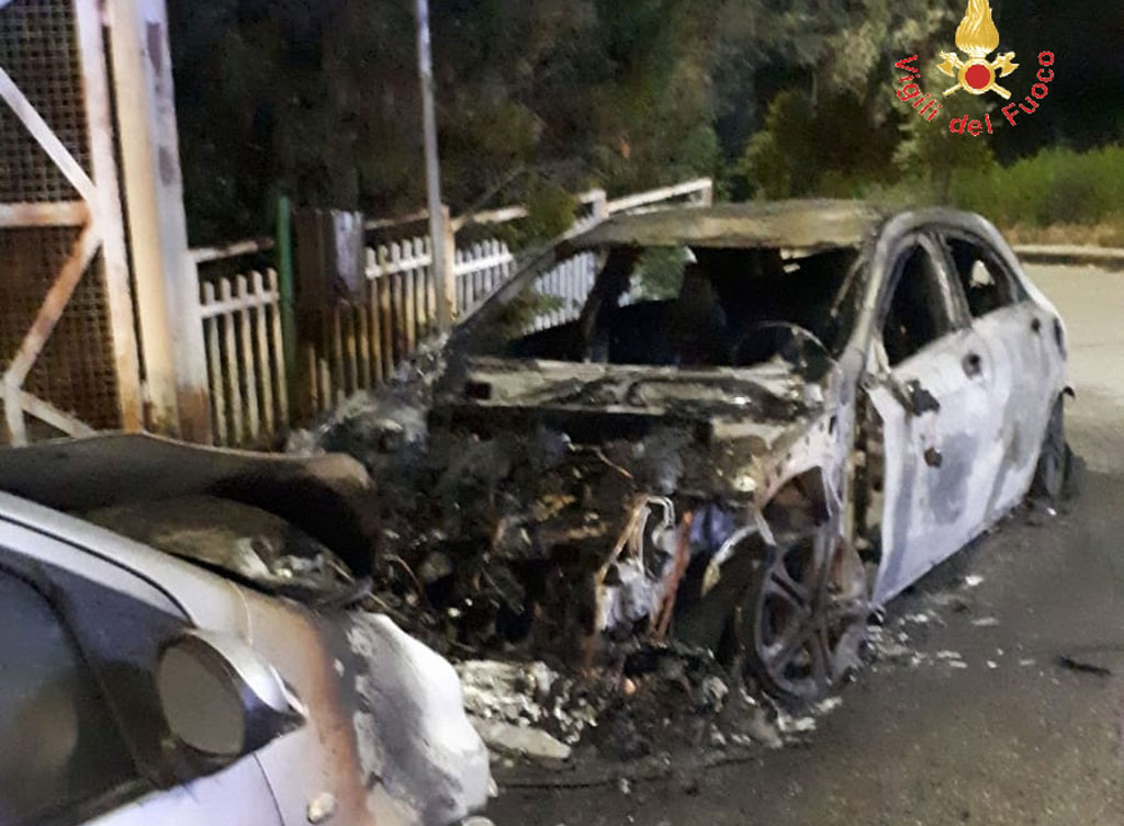 Auto in fiamme a Catanzaro, danneggiato anche un altro veicolo