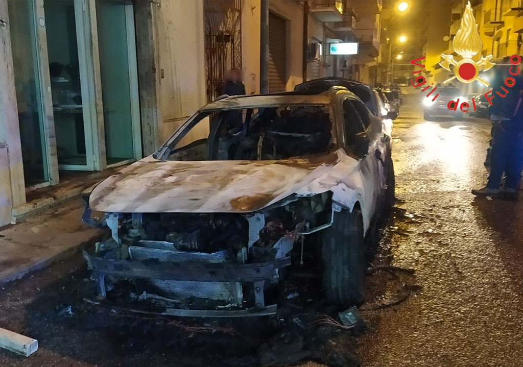 Lamezia, auto di un legale in fiamme: Procura dispone accertamenti sui cellulari
