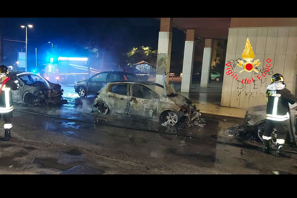 In fiamme quattro auto a Catanzaro, avviate indagini su origine del rogo