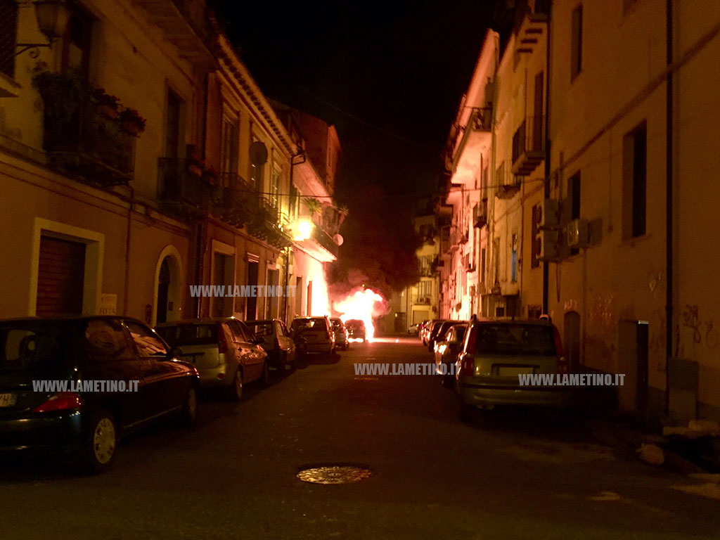 Lamezia: auto in fiamme nella notte in via San Domenico