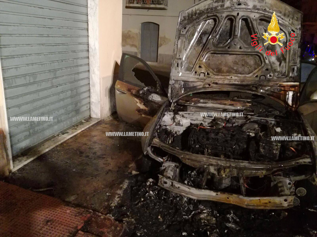 Lamezia, auto in fiamme in via Gorizia