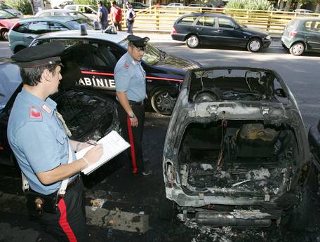 Calabria: Incendiata auto carabiniere a Corigliano Calabro