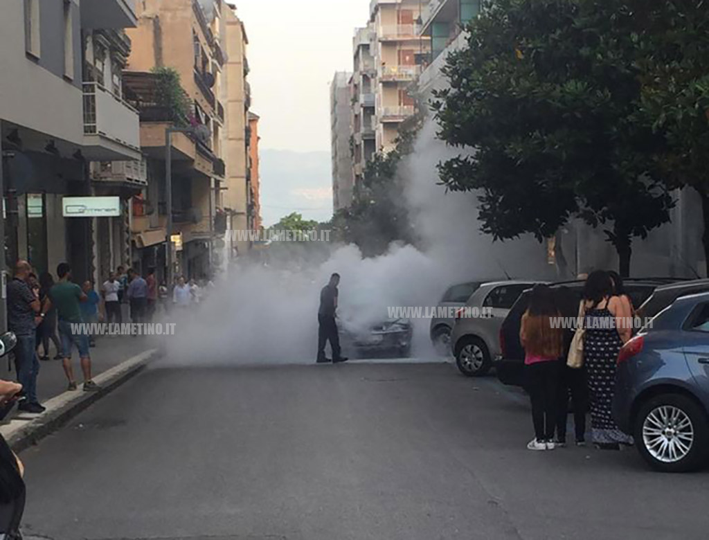 auto_incendita_lamezia1-040618.jpg