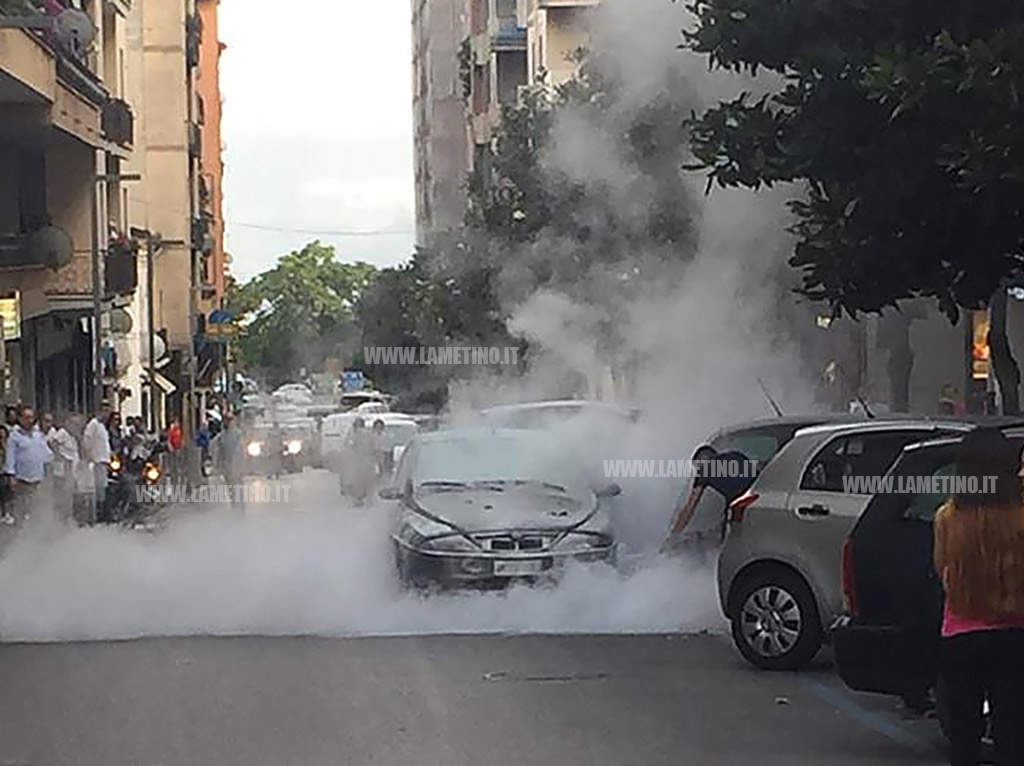 auto_incendita_lamezia3-040618.jpg