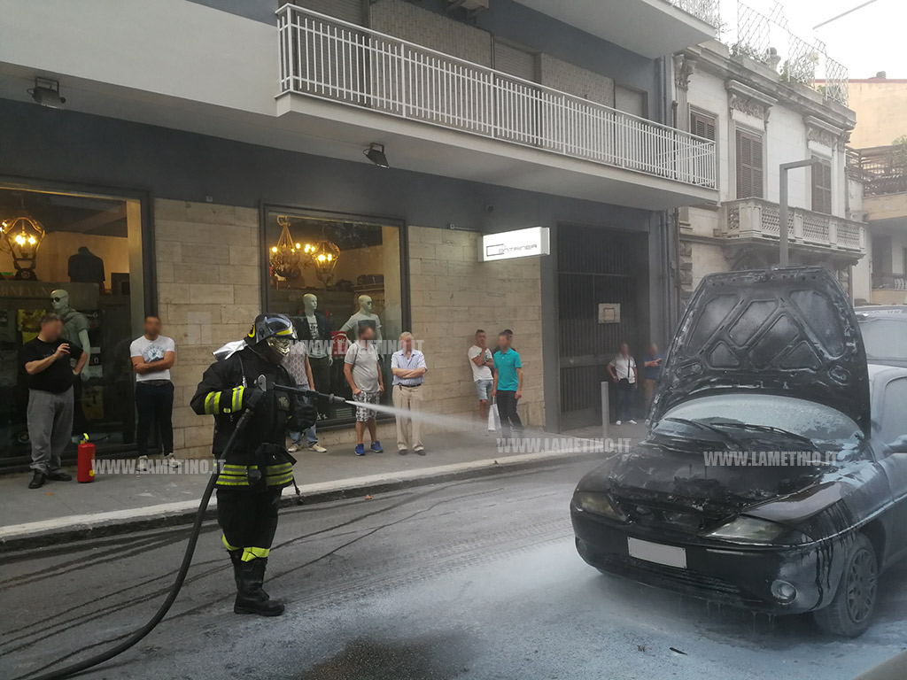 Lamezia, a fuoco auto in via XX settembre