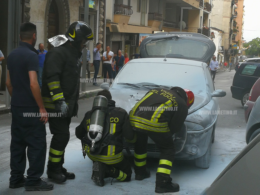auto_incendita_lamezia5-040618.jpg