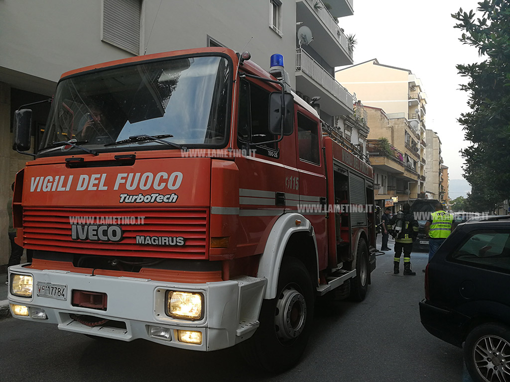 auto_incendita_lamezia6-040618.jpg