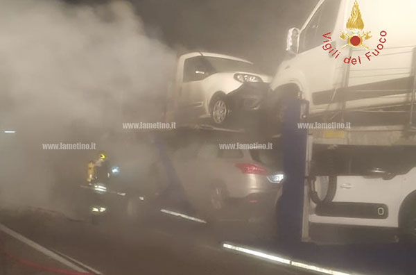 Autoarticolato in fiamme su A2 tra Falerna e San Mango, 2 auto distrutte