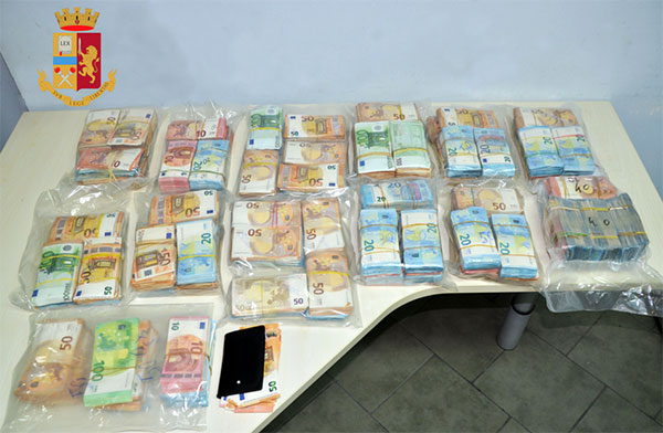 Controllo ad autoarticolato nel Reggino, sequestrati oltre 600mila euro