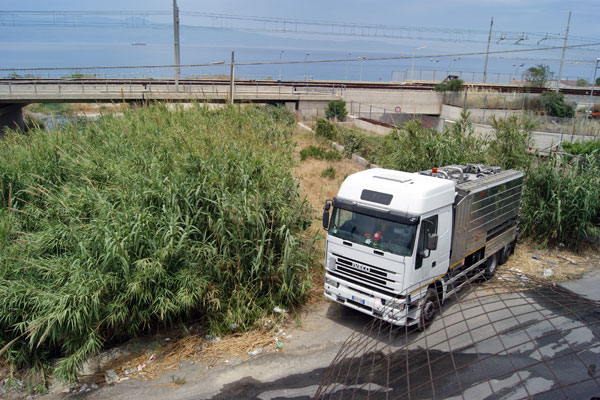 autobotte-liquami-fiume-reggio-calabria
