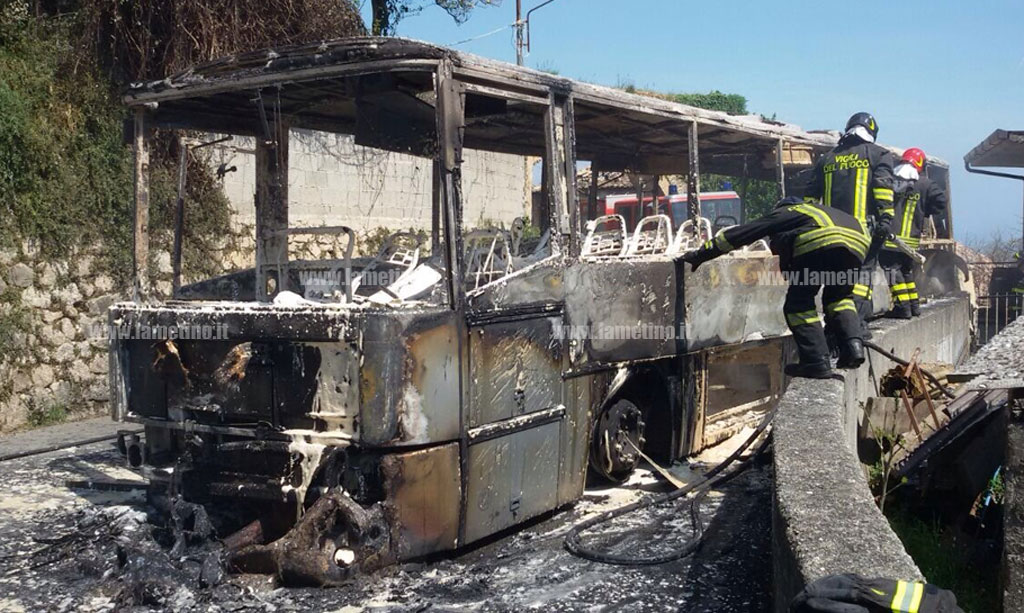 Autobus in fiamme nel catanzarese, illesi i passeggeri 
