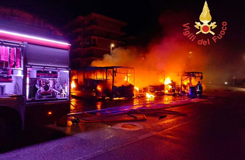 In fiamme nella notte 3 autobus a Diamante, indagini in corso - VIDEO