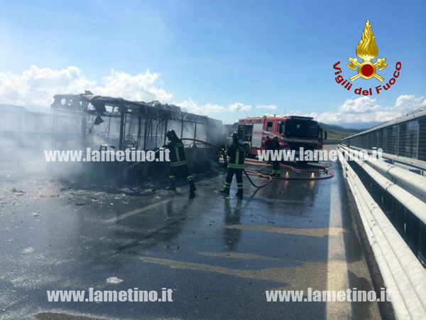 autobus-incendiato-germaneto-giugno-2014-2.jpg