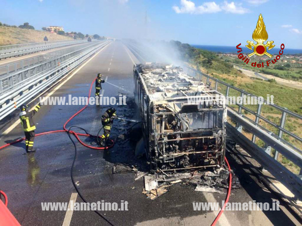 Calabria: In fiamme autobus linea urbana a Catanzaro, nessun ferito