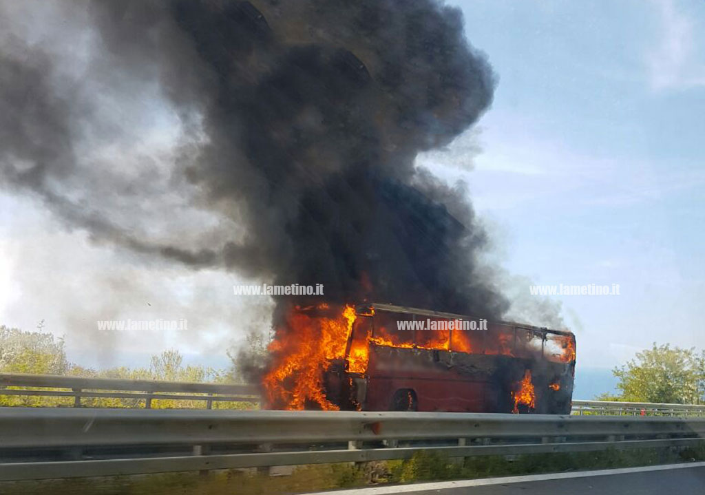Pullman in fiamme sull’A2 tra Pizzo e Vibo