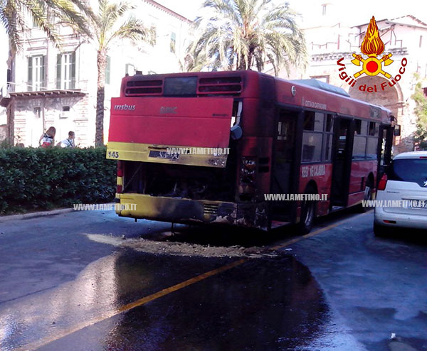 Calabria: In fiamme autobus, panico tra passeggeri